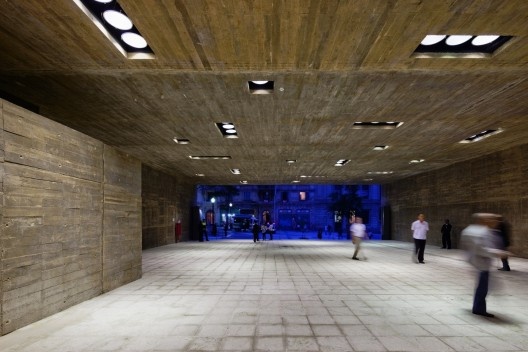 Praça das Artes, acesso Avenida São João, São Paulo. Arquitetos Francisco Fanucci, Marcelo Ferraz e Marcos Cartum