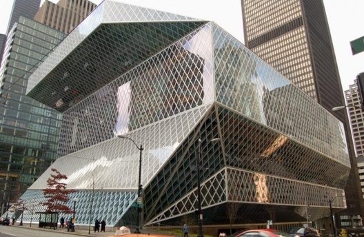 Imagem 1 – Biblioteca Pública – aclamado projeto de R. Koolhaas que trouxe novas perspectivas econômicas para a área central da cidade. Algumas estimativas sugerem que um terço das entradas é constituído por turistas. Por outro lado, furiosas críticas se