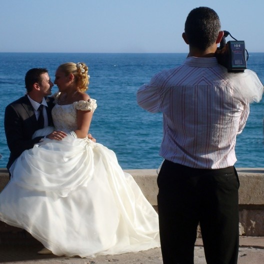 ou em uma cerimônia descontraída em Menton, França, sempre atrás do fotógrafo oficial da festa.