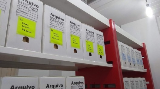 Arquivo Enilda Ribeiro no IAB RS durante a pesquisa