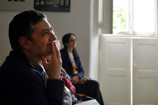 01. O Prof. Jorge Figueira, organizador do evento Digital DArq, e Gabriela Celani ao fundo