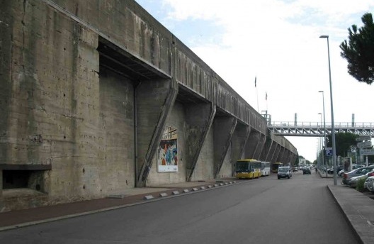 A fachada da base voltada para a cidade. Ao fundo se vê a rampa (Ponte dos 2 Séculos) que dá acesso ao topo da construção
