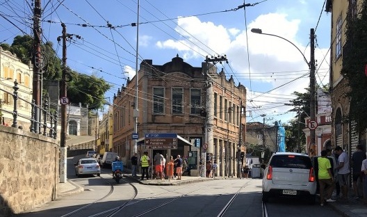 O Largo do Guimarães. No casarão aos fundos está o Cine Santa. Há muitos restaurantes, comércio local e turístico. É o principal foco da vida cultural diurna e noturna. À noite, as ruas ficam lotadas, tornando inviável a passagem de carros. É ponto de con