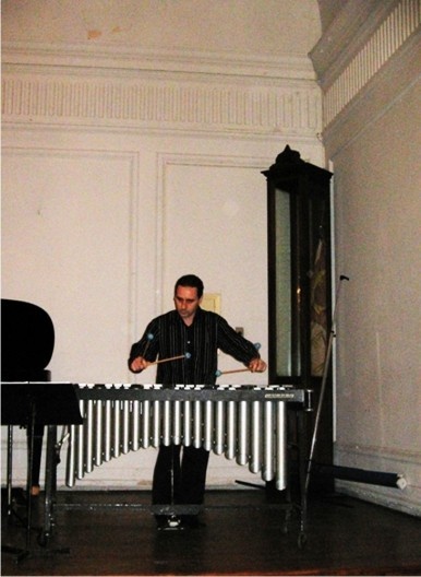Eduardo Túlio (MG) interpretando ao vibrafone a composição Impropérios, de Rodrigo Marconi (RJ). Fórum de Compositores 2011. Sala da Congregação.