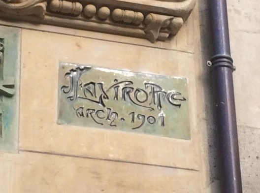 Inscrição do Arquiteto Lavirotte na fachada do Edifício 29 Avenue Rapp, Paris, França