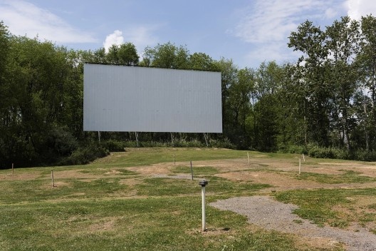 Hilltop Drive-In Theatre, desativado, Chester, Virgínia Ocidental