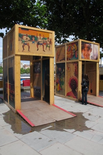 Módulos de exposição situados ao longo do Tamisa, Southbank. Dedicados a temas relacionados com o Rio Occupation Festival