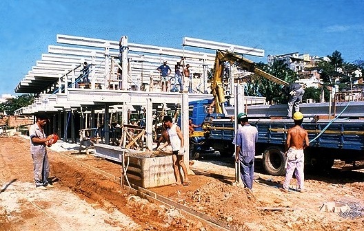 Montagem de unidade escolar da Faec, Salvador. Arquiteto João Filgueiras Lima, Lelé. Painéis de Athos Bulcão