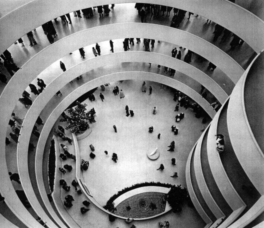 Foto do ziguratt invertido do Museu Guggenheim. Frank Lloyd Wright 1959