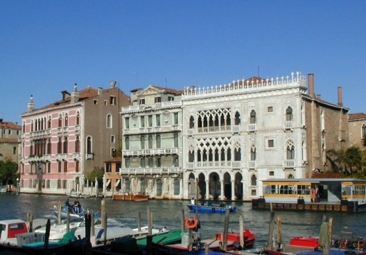 Palácio Ca’d’Oro, no Grande Canal em Veneza, Itália