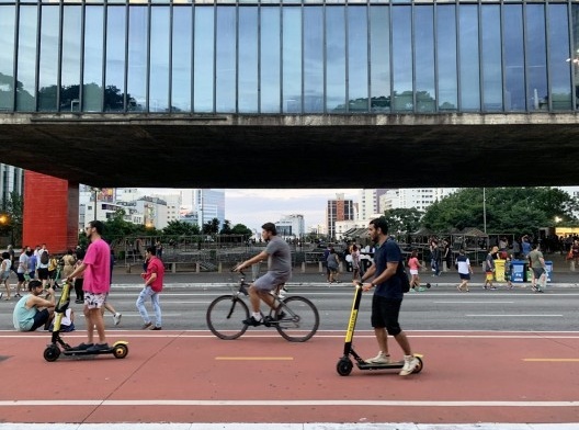 Uso de bicicletas e patinetes na ciclovia da avenida Paulista