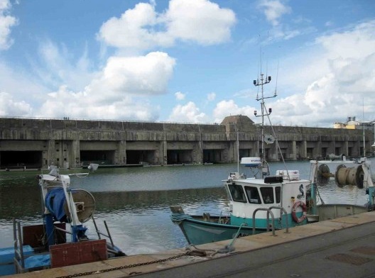A fachada da base, vista do cais oposto