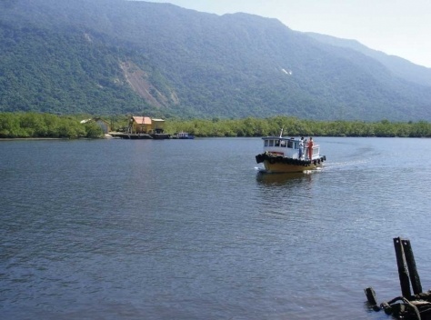 Bertioga, embarcação que faz a travessia do Rio Itapanhaú