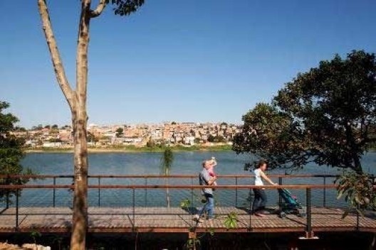 Deque e áreas de lazer na represa