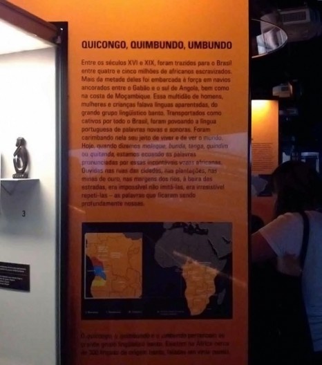 O totem das Palavras Cruzadas, com seus diferentes meios e modos de representação e comunicação, Museu da Língua Portuguesa, São Paulo