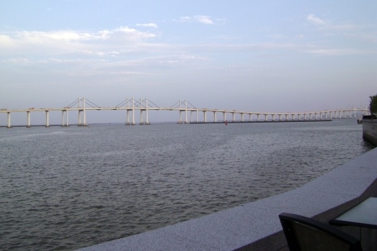 Pontes extensas ligam Macau à ilha de Taipa, evitando o território chinês
