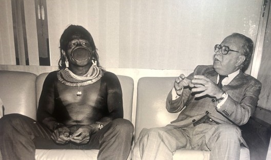 Raoni Metuktire no escritório do governador José Aparecido da Silva, por ocasião de sua em visita a Brasilia, 1985
