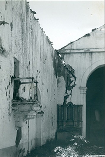 Púlpito e rachadura na estrutura na Igreja de São Miguel Arcanjo em 1978