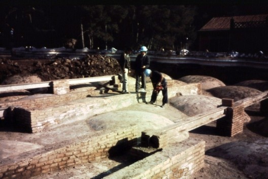 Restauração do piso da Praça do Teatro Grego em 1973, vendo-se as cúpulas que desviavam as águas da chuva para o interior das colunas ocas.