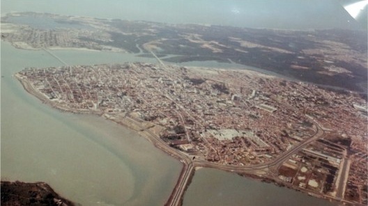 Vista aérea da região central de São Luís em 1984, após a construção do anel viário