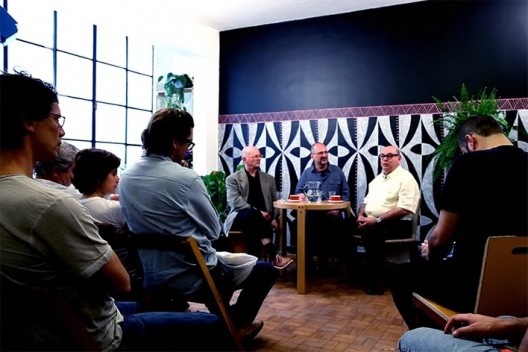 Cenário de Claudia Levy, com painel de Gabriela Forjaz, sendo finalizado para receber o Café com Guerra