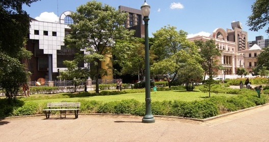 “Rainha da Sucata” e sua interação com a antiga Secretaria da Educação; no meio, o Espaço TIM UFMG do Conhecimento, arquiteta Jô Vasconcellos