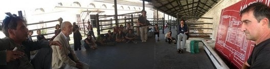 Final do workshop. À direita, ao lado do Mappatoio e ao meu lado (atrás da câmera), Francesco Careri. Do outro lado do Mappatoio, Marc Latapie e, à esquerda, Lorenzo Romito, ambos do Grupo Stalker. Os alunos estão no centro da foto