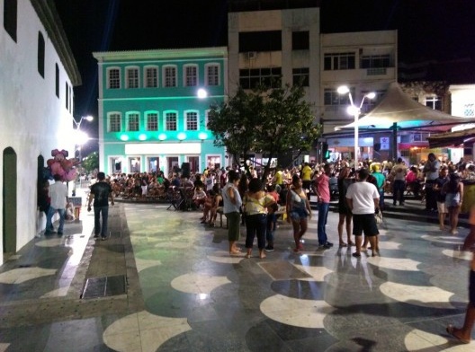Movimento nos bares do Largo de Santana após a reforma da orla do Rio Vermelho