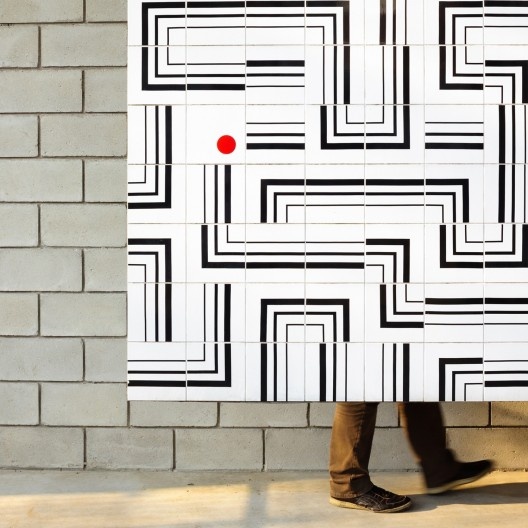 Casa Maracanã, São Paulo, detalhe do painel na entrada. Terra e Tuma arquitetos associados.