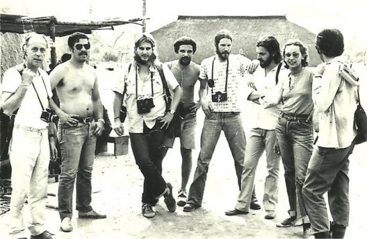 Jornalistas na aldeia Kamayurá, Parque Indígena do Xingu, 1973. Da esquerda para a direita: Luigi Mamprin, Luís Salgado, Pedro Martinelli, Edilson Martins, Valdir Zwetsch, Ethevaldo Dias, Joana Grillo e pessoa não identificada