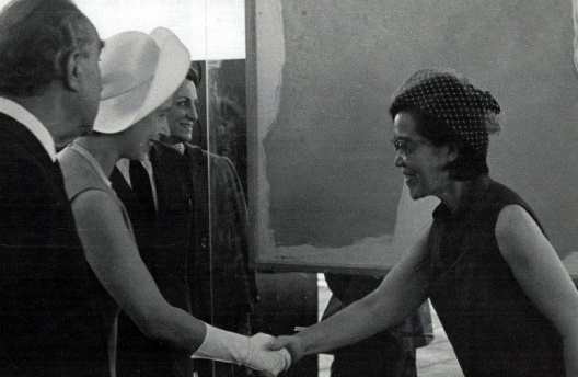 Pietro Maria Bardi apresenta Tomie Ohtake à Rainha Elisabeth II da Inglaterra no dia da inauguração do Masp, 7 de novembro de 1968