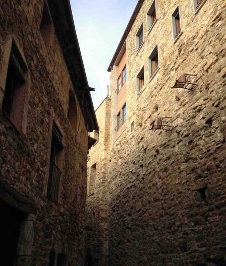 Vista de Besalu, edifícios antigos em arruamento medieval