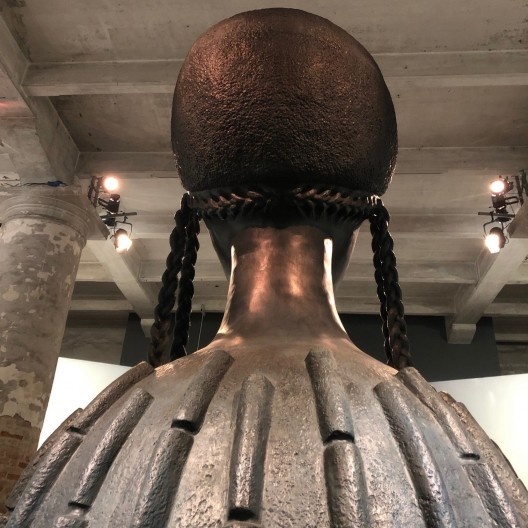 Simone Leigh, Brick House, 2019. Na origem colocada sobre a High Line de New York, a escultura monumental abriu a exposição nas Corderie do Arsenale