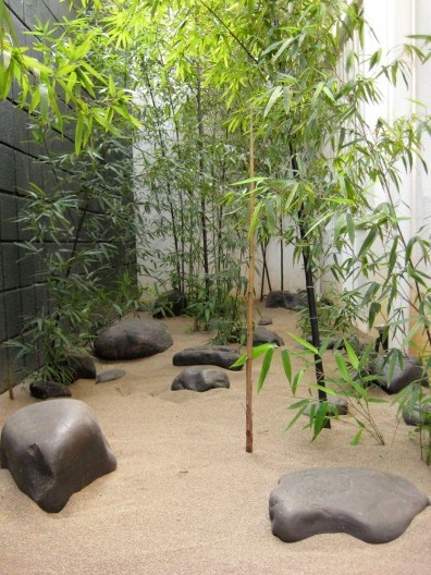 Jardim radioativo 2005 e 2007. Areia tingida, seixos pretos e bambu-preto. Jardim privado