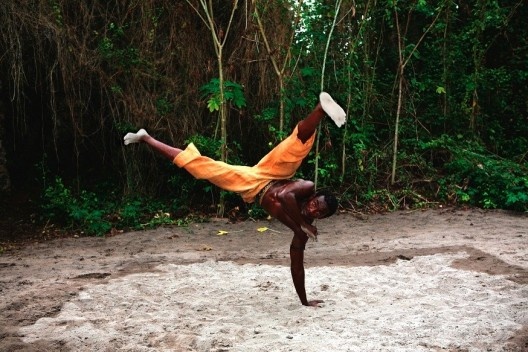 Fotograma do filme Besouro, direção de João Daniel Tikhomiroff