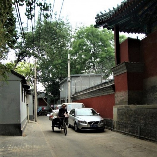 Homem de bicicleta em Hutong em Beijing
