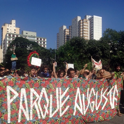 Manifestantes carregam faixa pró Parque Augusta