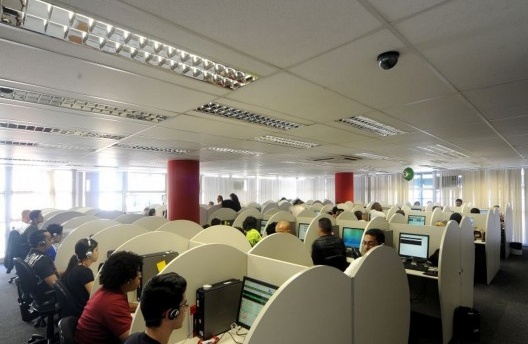 Ofuscamento na entrada de luz natural em áreas próximas às janelas