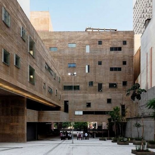 Praça das Artes, acesso Rua Conselheiro Crispiniano, São Paulo. Arquitetos Francisco Fanucci, Marcelo Ferraz e Marcos Cartum