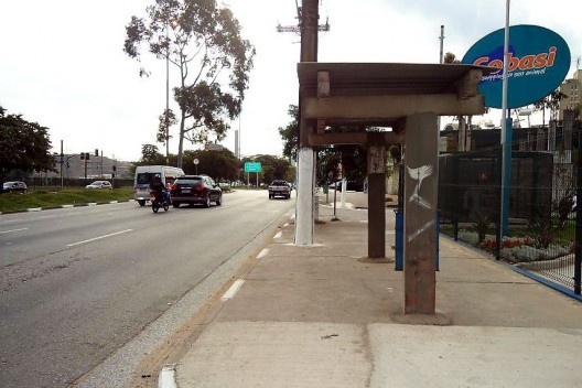 Ponto de ônibus situado na Av. das Nações Unidas