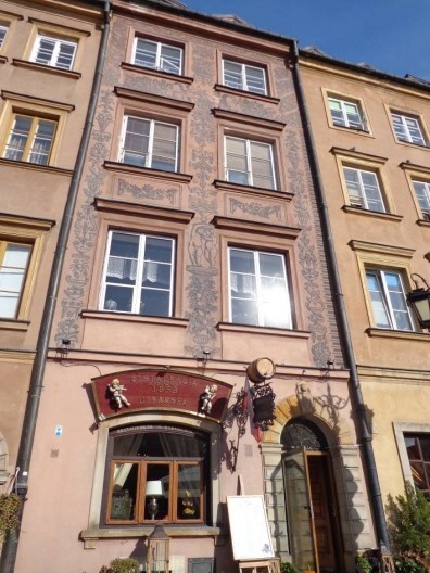 Casa com pintura parietal figurativa