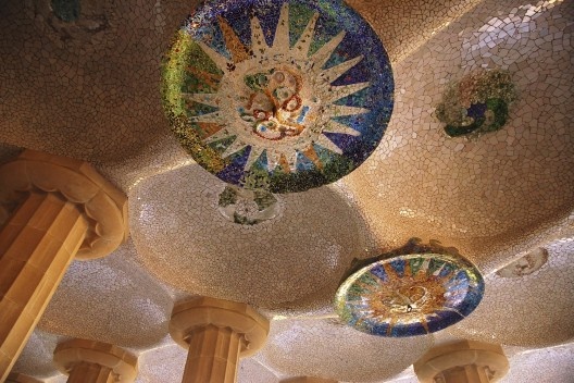 Parque Güell, medalhões de Jujol, Barcelona, Espanha, 1914. Arquiteto Antoni Gaudi