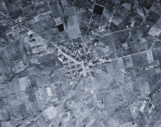 Aerofoto de Ivaté, 1980:planta quadrada, simetria e centralidade incrementadas por avenidas diagonais duplas. Projeto do engenheiro agrimensor Kazutoshi Shibuya, 1958