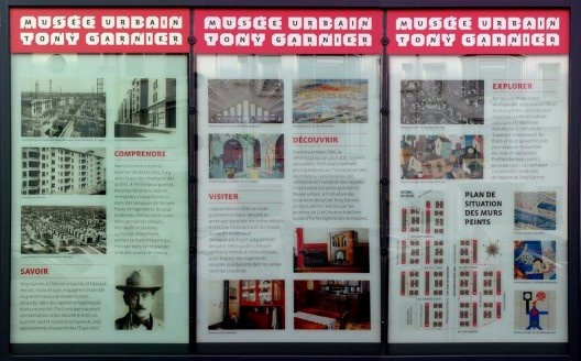 Museu Urbano Tony Garnier, painel explicativo voltado para a calçada, Lyon, França