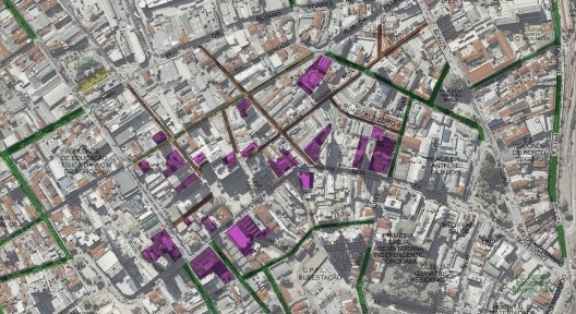 Zona de Galerias x PDTUM: sobreposição das diretrizes, segundo estudo DDUS. Amarelo - calçadões propostos; laranja – calçadões existentes; verde – alargamento de calçadas proposto (fonte PDTUM); Lilás – edifícios com galerias (levantamento in loco); linha