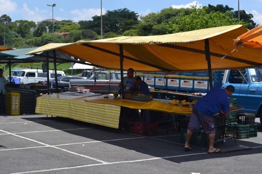 Processo de desmontagem de uma barraca: suspensão de suas atividades comerciais e retirada de vedação da mesa, feita em material lavável e reutilizável