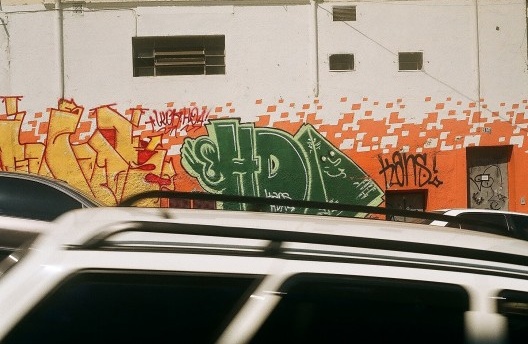 Látex, bomb, throw up ou grapixo usando látex como base e preenchimento na rua Cardeal Arcoverde. Marcado pelo uso de cores e grafias redondas, é um híbrido entre a pichação e a arte de rua