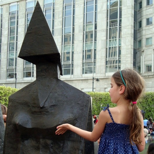 E acariciando o que lhe falta pensa que será assim quando crescer.