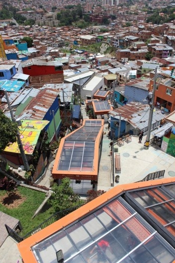Escadas rolantes, intervenção urbana e arte social na Comunidad 13, San Javier
