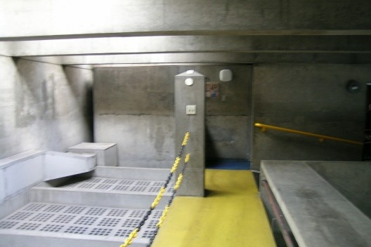 João Batista Vilanova Artigas, Residência Telmo Porto, São Paulo, 1968. Corredor de acesso aos quartos (à esquerda, dutos de ar-condicionado)